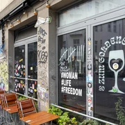 Zum Goldenen Schuss Kneipe mit Graffiti-verzierten Fenstern, die moderne urbane Kultur widerspiegeln.Pub with graffiti-decorated windows that reflect modern urban culture.