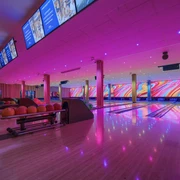 Bowling lanes at West Bowling Eine moderne Bowlinghalle mit farbenfroher LED-Beleuchtung, leuchtende Bahnen und bunte Kugeln.A modern bowling hall with colorful LED lighting, glowing lanes and colorful balls.