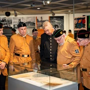 Silberfieber Gruppen von Menschen in historischen Bergmannsuniformen betrachten Exponate in einem Museum.