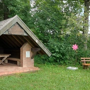 Ernst-Ruisinger-Hütte mit Skulptur "Windiger Herzbube"