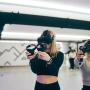 7th Space Cologne Zwei Personen stehen in einem hellen Raum und tragen VR-Headsets und Controller.Two people are standing in a bright room wearing VR headsets and controllers.