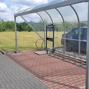 Überdachte E-Bike Ladestation und Fahrradständer