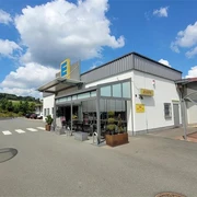 Außenansicht Edeka Rommel und überdachter Fahrradparkplatz