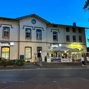 Restaurant Venezia am Abend, Haan Restaurant Venezia in Haan beleuchtet in der Abenddämmerung, einladende Terrasse zur Straße.