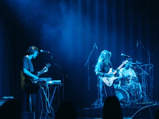 Even Flow Festival 2025 Auf dem Bild spielen Musiker in blauer Bühnenbeleuchtung vor einem aufmerksamen Publikum.The picture shows musicians playing in blue stage lighting in front of an attentive audience.