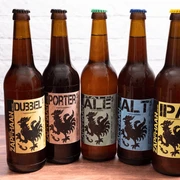 Alle fünf Biersorten von Zapfhaan aus Haan Fünf Zapfhaan Biersortenflaschen in Haan vor weißem Hintergrund, jede mit einem markanten Etikett.