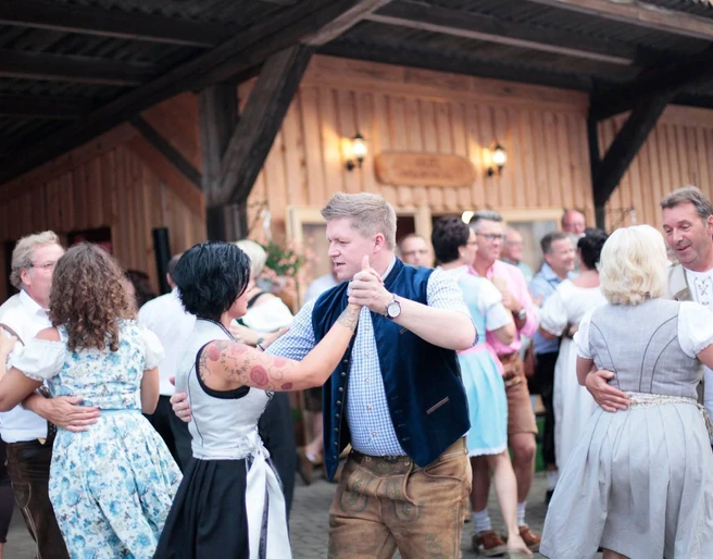 Kalle's Musikantenstadl-tanzendeMenschen_web.jpg