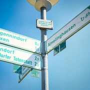 50-jahre-samtgemeinde-amelinghausen-cover (15).JPG Ein Verkehrsschild zeigt Wege zu verschiedenen Orten. Drögennindorf, Marxen, Oldendorf und Amelinghausen sind ausgeschildert. Diese Orte sind zum Radfahren geeignet. Ein klarer Himmel ist sichtbar.
