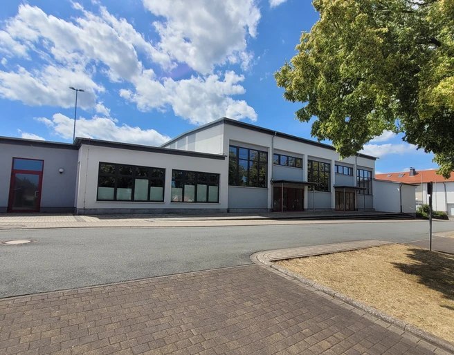 Mehrzweckhalle Goddelsheim Vor der Mehrzweckhalle Goddelsheim mit Straße