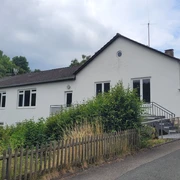 DGH Thalitter Großes Dorfgemeinschaftshaus (DGH), an der Straße gelegen