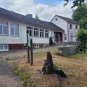 DGH Goldhausen Einfahrt und bzw. das Dorfgemeinschaftshaus (DGH) in Goldhausen