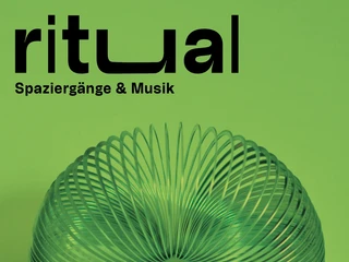 ritual poster Ein Plakat mit dem Titel "ritual" illustriert einen gefalteten Metallfederkreis vor grünem Hintergrund.A poster entitled "ritual" illustrates a folded metal feather circle against a green background.