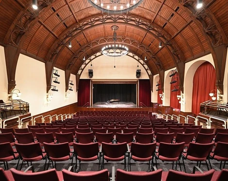 alter kursaal-rathausplatz-westerland-reihenbestuhlung-buehne.jpg