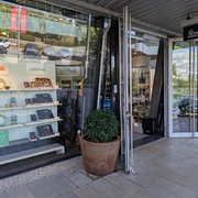 Thomas im Rosenthal Store Außenansicht des Rosenthal Outlet Store in den Designer Outlets Wolfsburg