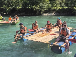 aareflossbau-unterwegs-gruppe-schwimmwesten.jpg