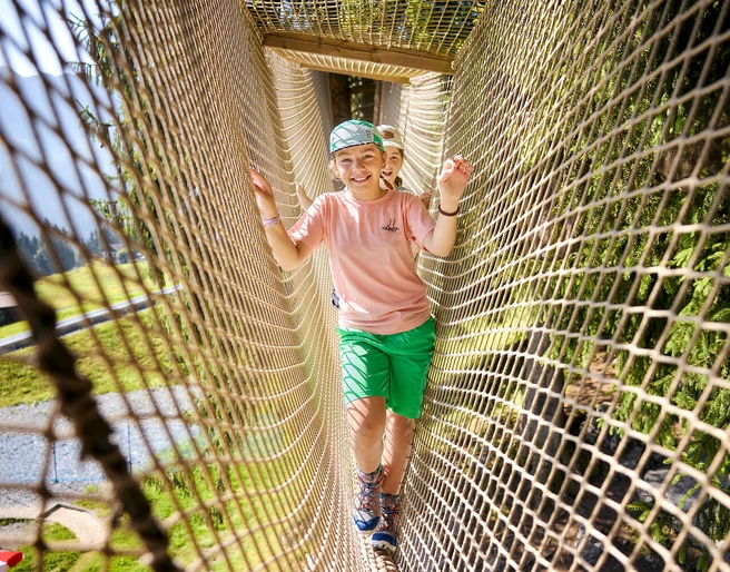 Wipfelpfad-Stockhütte-4.jpg Mädchen im Wipfelpfad auf der Stockhütte.