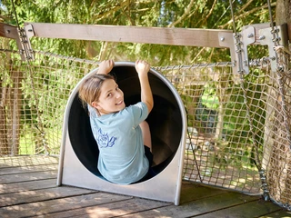 Wipfelpfad-Stockhütte-1.jpg Mädchen auf der Rutschbahn im Wipfelpfad Stockhütte.