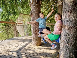Wipfelpfad-Stockhütte-2.jpg Zwei Mädchen auf dem Wipfelpfad Stockhütte