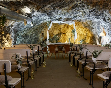 Steinzeitliche Grotte im Neandertal No. 1, Trauzimmer und Partylocation zugleich Eine steinzeitliche Grotte im Neandertal dient kreativ als stilvolles Trauzimmer und Partylocation.