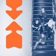 BARBARA Ensemble Junge Musikerinnen und Musiker sitzen auf einer Treppe und blicken dynamisch nach oben.Young musicians sit on a staircase and look dynamically upwards.