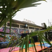 Garagen Club Auf dem Foto sind bunte Palettensitze, Graffiti und das urbane Ambiente des Garagen Clubs zu sehen.The photo shows colorful pallet seats, graffiti and the urban ambience of the Garage Club.
