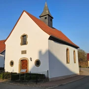 Die kleine St. Josef Kapelle von außen mit ihrem Eingang