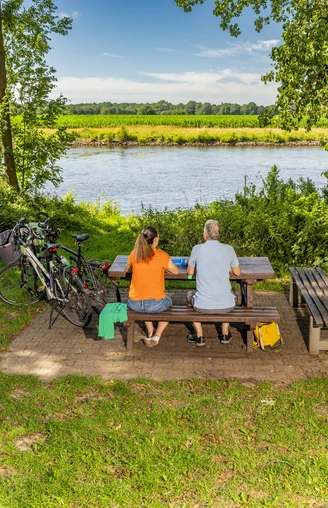 Radeln auf Emsland-Route mit Rastplatz an Ems, Emen ©Emsland Tourismus GmbH (3)