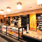 Die Theke des Café Schmiedl