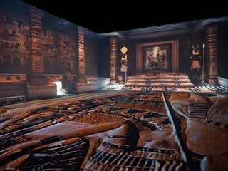 Tutankhamun - His Tomb and His Treasures Eine immersive Ausstellung im altägyptischen Stil, mit leuchtenden Wandmalereien und kunstvollen Skulpturen.An immersive exhibition in ancient Egyptian style, with luminous murals and artistic sculptures.