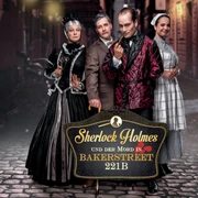 fds_eventim_fanticket_bakerstreet.jpg Vier Personen in viktorianischer Kleidung posieren dramatisch in einer gepflasterten Abendgasse.