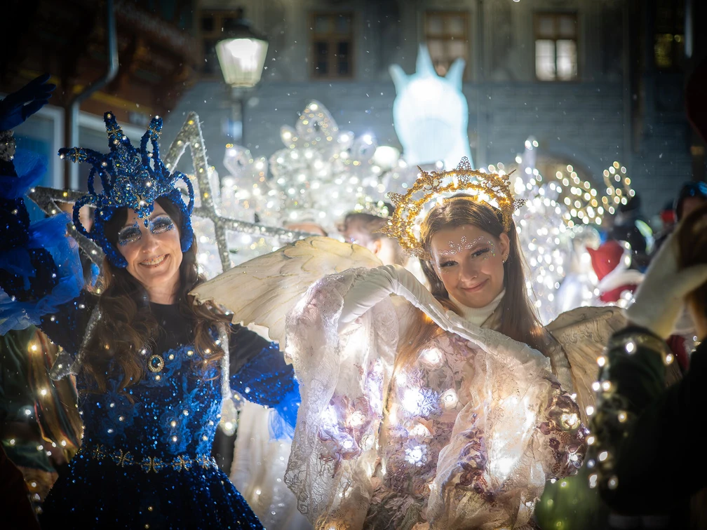 Lichterfiguren Lichteffekte erleuchten zwei Personen in fantasievollen Kostümen auf einer nächtlichen Veranstaltung.Light effects illuminate two people in imaginative costumes at a night-time event.Lyseffekter oplyser to personer i fantasifulde kostumer ved en natlig begivenhed.Lichteffecten verlichten twee mensen in fantasierijke kostuums tijdens een nachtelijk evenement.