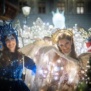 Lichterfiguren Lichteffekte erleuchten zwei Personen in fantasievollen Kostümen auf einer nächtlichen Veranstaltung.Light effects illuminate two people in imaginative costumes at a night-time event.Lyseffekter oplyser to personer i fantasifulde kostumer ved en natlig begivenhed.Lichteffecten verlichten twee mensen in fantasierijke kostuums tijdens een nachtelijk evenement.