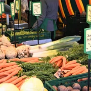 Gemüse.JPG Frisches Gemüse auf einem Marktstand: Karotten, Lauch, Sellerie und Rote Bete in einer einladenden Anordnung.Fresh vegetables on a market stall: carrots, leeks, celery and beet in an inviting arrangement.Verse groenten op een marktkraam: wortelen, prei, selderij en rode bieten in een uitnodigend arrangement.