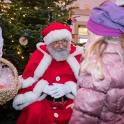 Nikolausaktion in Celle Ein Mann in Nikolaus-Kostüm unterhält sich mit einem Kind zu Weihnachten.