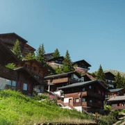 Familien am Wandern auf der Bettmeralp in der Aletsch Arena Familien am Wandern auf der Bettmeralp in der Aletsch Arena