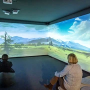 CDFRIEDRICHINSPIRIERT Besucher schauen sich ein digitales Panoramabild an. Visitors look at a digital panoramic image.Návštěvníci si prohlížejí digitální panoramatický snímek.Bezoekers bekijken een digitale panoramafoto.