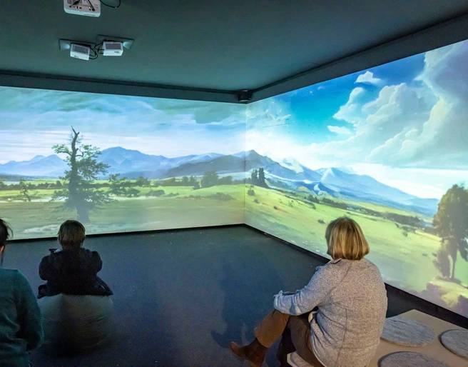 CDFRIEDRICHINSPIRIERT Besucher schauen sich ein digitales Panoramabild an. Visitors look at a digital panoramic image.Návštěvníci si prohlížejí digitální panoramatický snímek.Bezoekers bekijken een digitale panoramafoto.