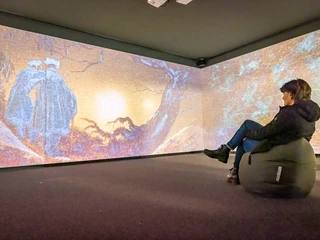 CDFRIEDRICHINSPIRIERT Eine Besucherin schaut sich ein digitales Panoramabild von Caspar David Friedrich an. A visitor looks at a digital panorama painting by Caspar David Friedrich.Návštěvník si prohlíží digitální panoramatický obraz Caspara Davida Friedricha.Een bezoeker bekijkt een digitaal panoramaschilderij van Caspar David Friedrich.