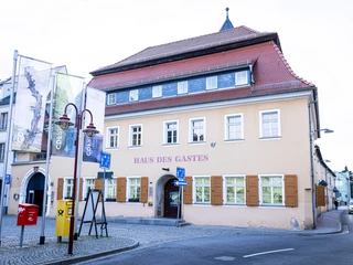 Haus des Gastes Das "Haus des Gastes", in dem die Ausstellung zu sehen ist. The "Haus des Gastes", where the exhibition can be seen."Haus des Gastes", kde je výstava k vidění.Het "Haus des Gastes", waar de tentoonstelling te zien is.