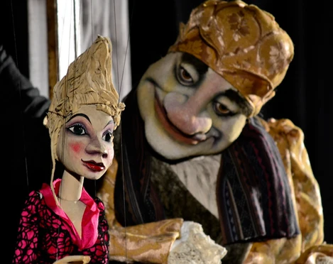 ambrella-figurentheater-der-eingebildete-kranke-2.jpg Zwei detailreiche Marionetten in einer Theaterszene aus „Der eingebildete Kranke“ von Molière.