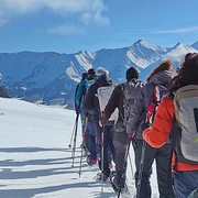 gefuehrte-schneeschuhtour-gruppe-unterwegs-rinderalp-diemtigtal.jpg
