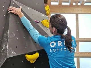 boulder-und-kletterhalle-orbit-wilderswil-frau-klettern-griffe-nahaufnahme.jpg