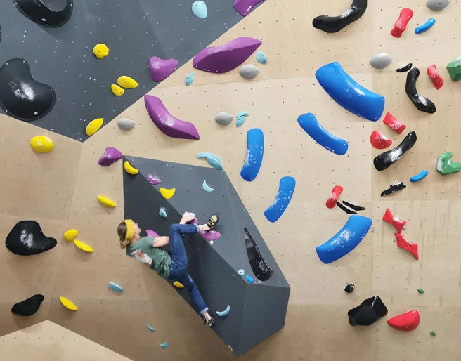 boulder-und-kletterhalle-orbit-wilderswil-frau-kletterwand.jpg