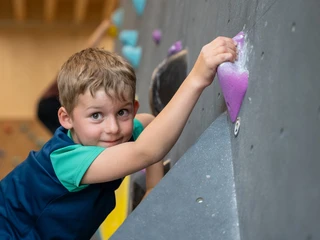 boulder-und-kletterhalle-orbit-wilderswil-kind-klettern-griffe.jpg