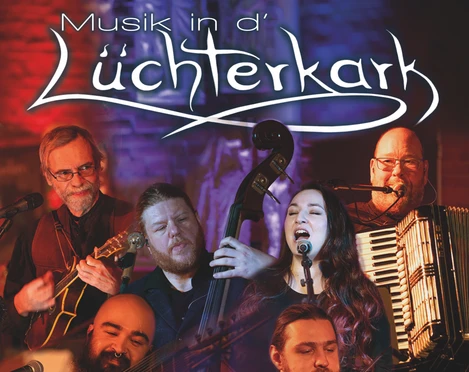 Titelbild Musik in der Lüchterkark.jpg Auf dem Bild ist eine Gruppe von Musikern mit traditionellen Instrumenten vor einem beleuchteten Hintergrund.