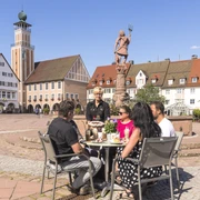 Gruppe_bei_Kaffee_und_Kuchen_am_Marktplatz.jpg