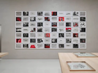 Monika Bartholomé Brenda, Lee and the others 2006–2008/2025, ink and tempera on paper Eine moderne Galerie mit gerahmten Fotografien an einer grauen Wand. Vor der Wand stehen zwei Holztische mit Glasvitrinen, in denen Exponate präsentiert werden. Die Gesamtkomposition wirkt strukturiert und klar.A modern gallery with framed photographs on a gray wall. In front of the wall are two wooden tables with glass cabinets in which exhibits are displayed. The overall composition appears structured and clear.