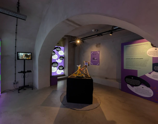View of the exhibition Ein moderner Ausstellungsraum mit interaktiven Tafeln und Beleuchtung in einem Gewölbebogen.A modern exhibition space with interactive panels and lighting in a vaulted arch.