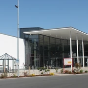 Möbel Eilers  Eingangsbereich eines grossen Möbelhauses mit Sitzgelegenheit. Rechts ist ein Teil des Parkplatzes zu sehen.