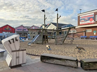 Spielplatz am Lister Hafen mit Sitzmöglichkeiten
